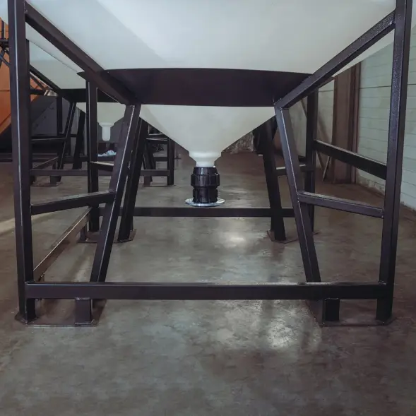 Емкость ЦКТ 3000 л с патрубком 160мм с фланцем под плотность до 1,2 г/см3 белая в обрешетке с лестницей