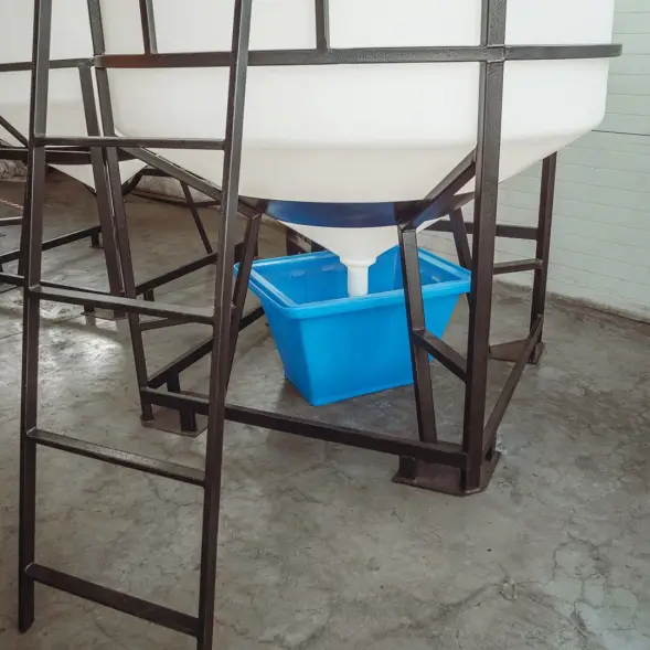 Емкость ЦКТ 3000 л с патрубком 90мм под плотность до 1,2 г/см3 белая в обрешетке с лестницей